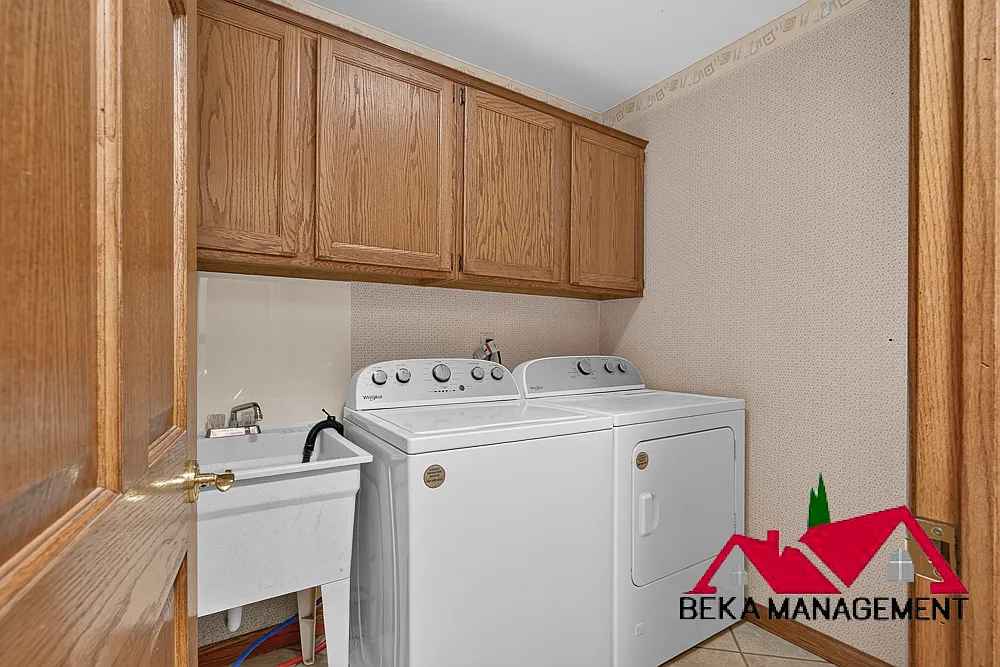 4 bed, 2.5 bath, 2500 sqft, $2,800 — Photo 3