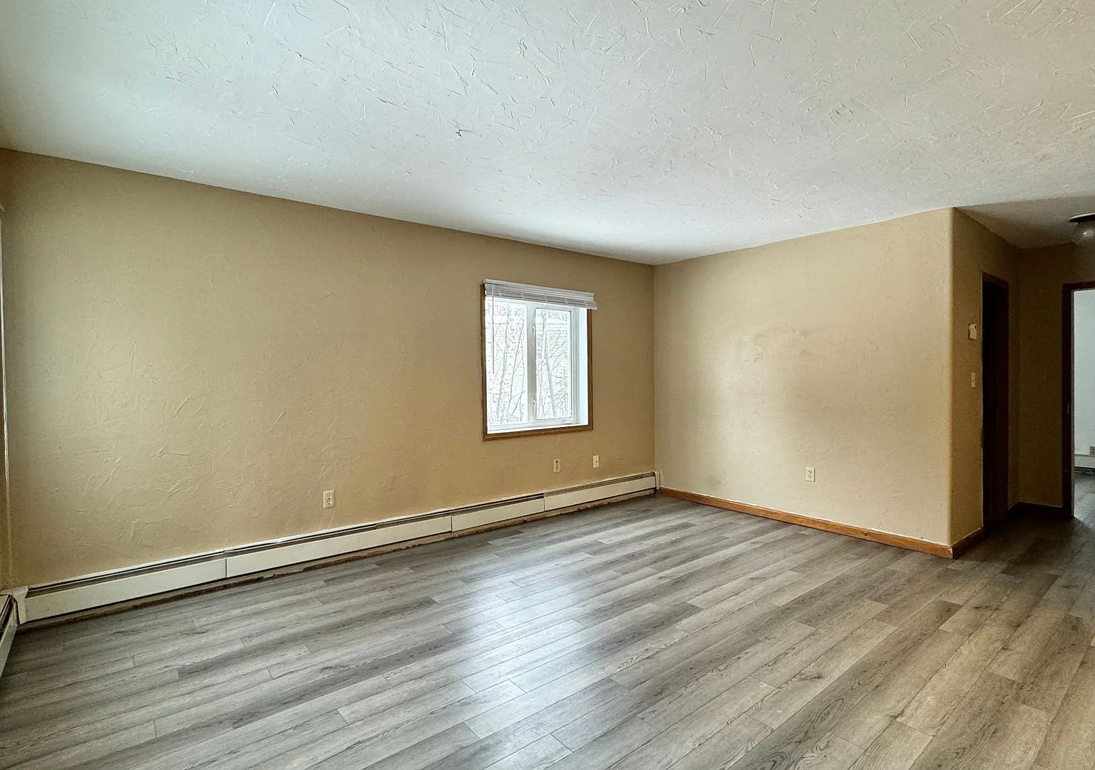 Location Location Location! 2 Bedroom with Garage! — Photo 3