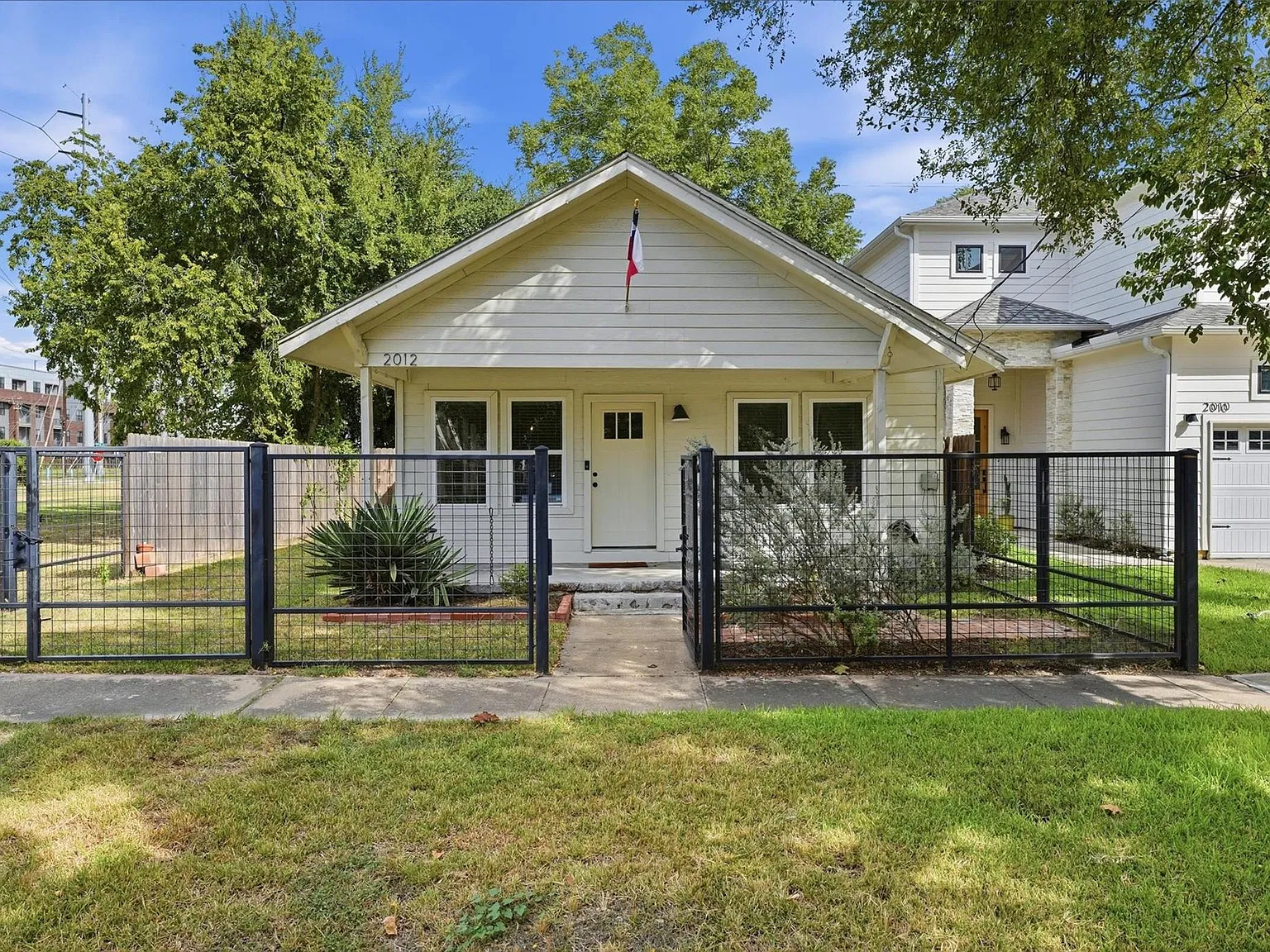 2 bed, 1.0 bath, 830 sqft, $2,350 — Photo 1