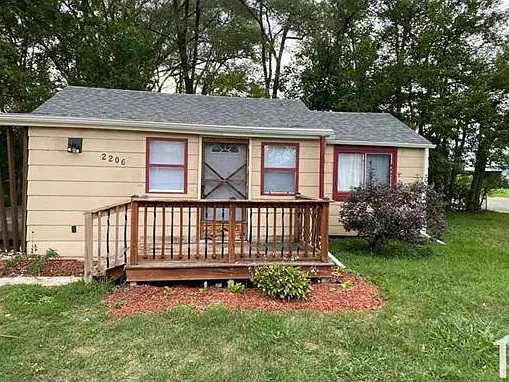3 bed, $1,100 — Photo 1