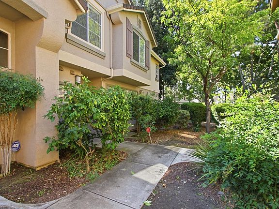 3rd image of 388 Ribbonwood Ave