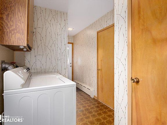 5th image of 617 Main St