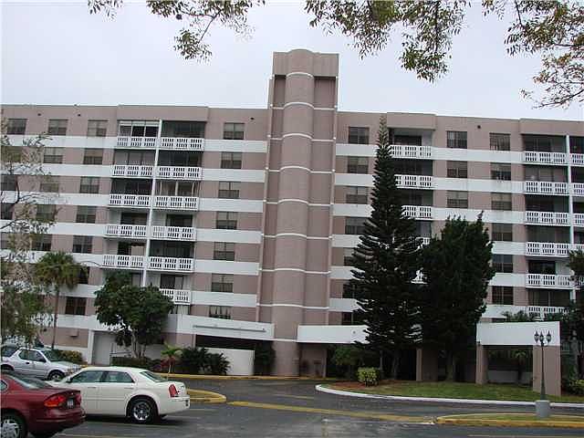 1st image of 919 Hillcrest Dr APT 401