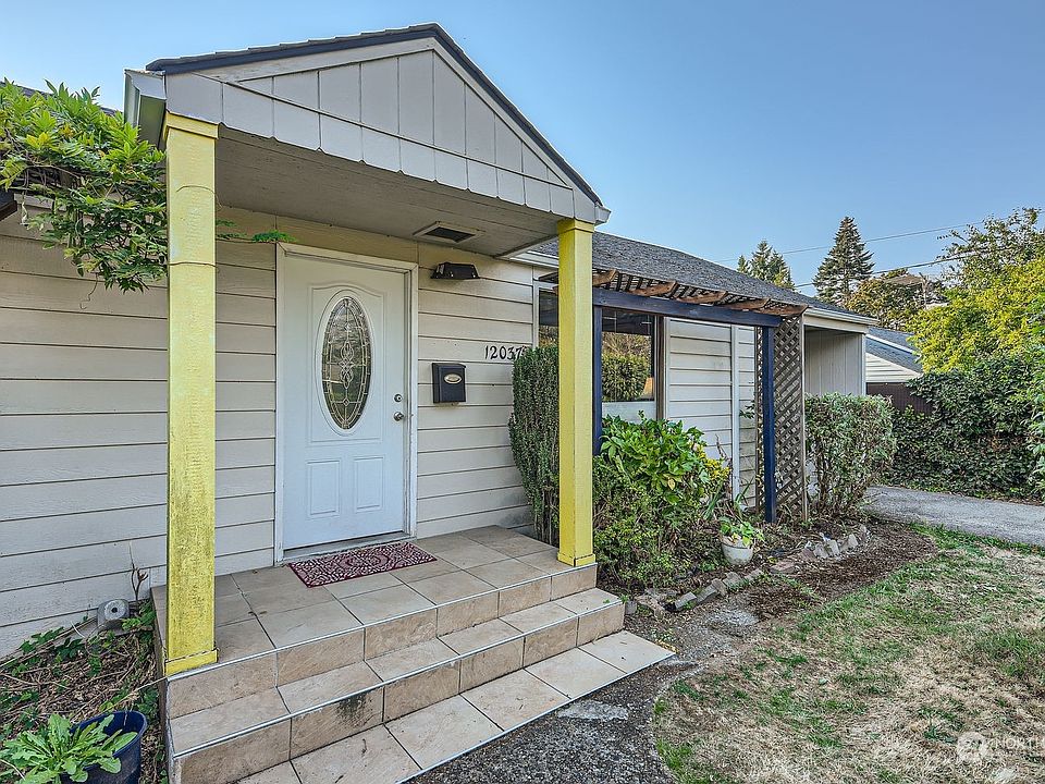 This 1-1/2 story home is perfect for multi-family or rental income potential with 2 kitchens, 2 living and dining areas, and   2 separate entries.>