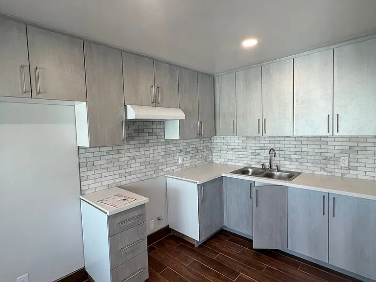 947 N Wilmington Blvd — Photo 3