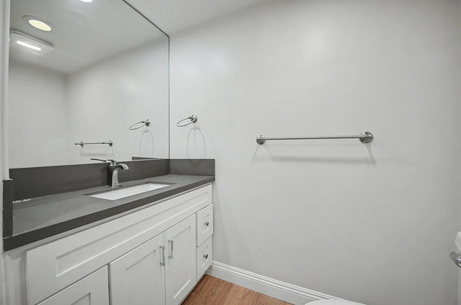 3 bed, 2.5 bath, 1640 sqft, $4,995 — Photo 4