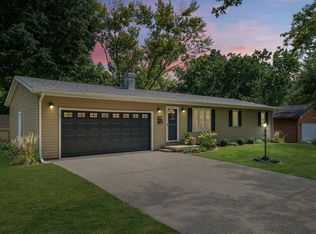 208 Clayton Dr, Mahomet, IL