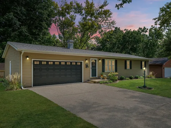 208 Clayton Dr, Mahomet, IL 61853