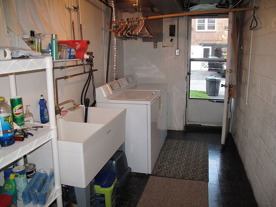 2nd image of 202 Roberts Cir
