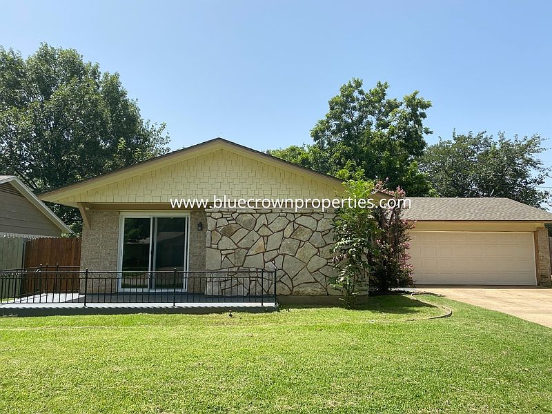 1st image of 813 N Ector Dr