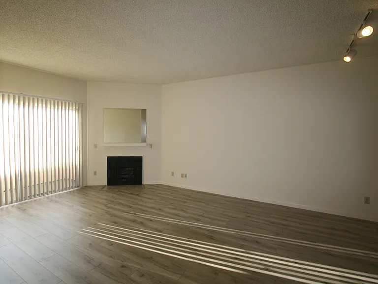 3637 Clarington Ave #112 — Photo 26