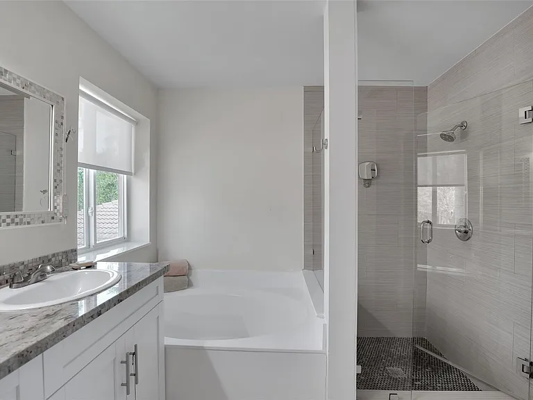 1070 Bluewood Ter — Photo 32