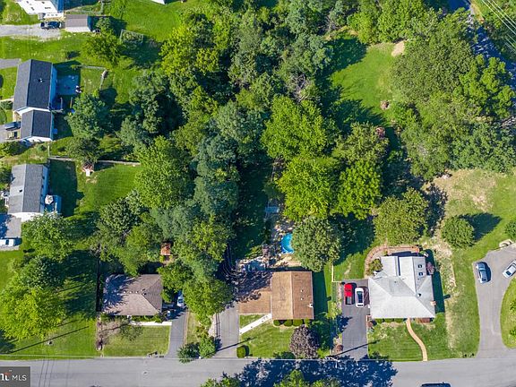 5th image of 810 Hicks Ave