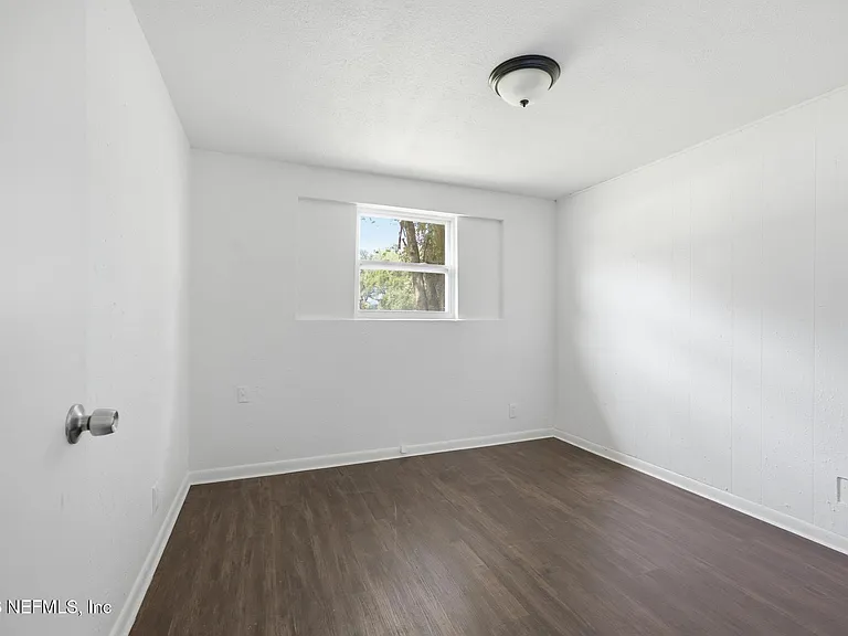 5134 Moncrief Rd W — Photo 18