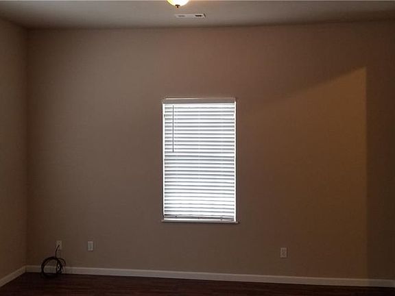 4th image of 2846 S School Ave