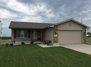 906 Sunridge Ct, Beatrice, NE 68310