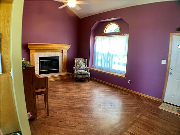 5th image of 609 SW Lakeview Dr