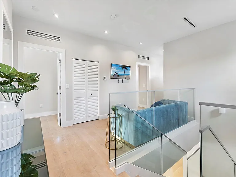 850 Washington St — Photo 32