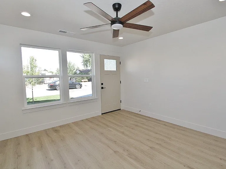 1115 S Commercial Ave #2 — Photo 9