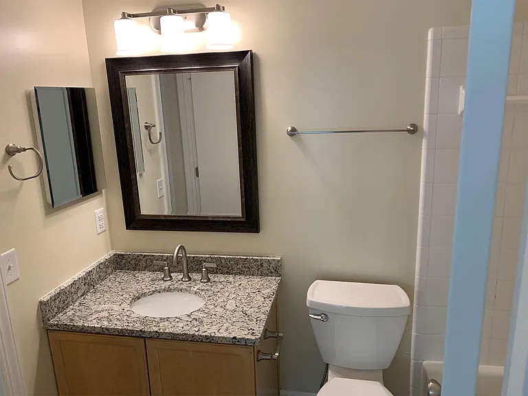 2424 Selwyn Ave E — Photo 9