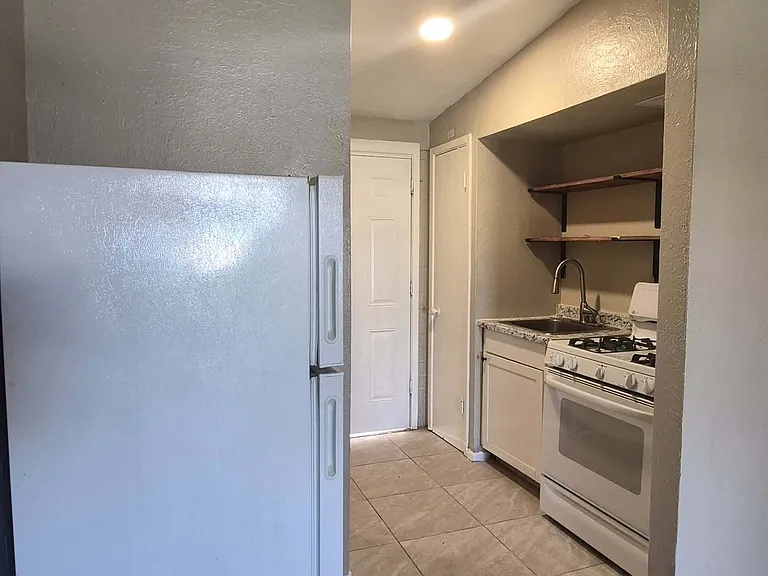 255 W Flores St — Photo 4
