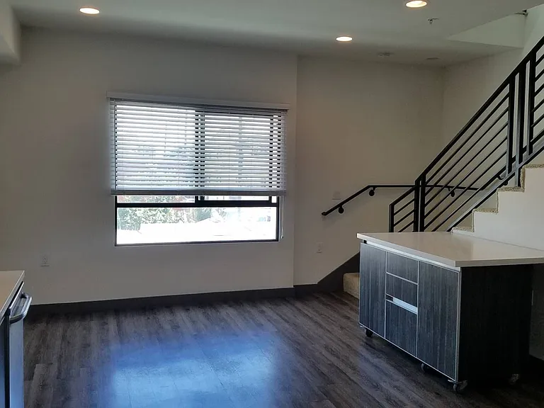 545 N Kenmore Ave — Photo 52