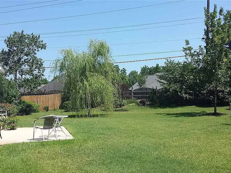114 Mayfair Cir — Photo 11