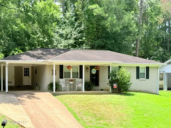 800 White Cir, Grenada, MS 38901