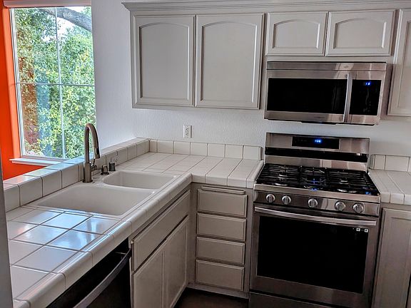 3rd image of 381 Hope St
