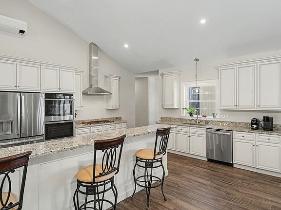 3rd image of 231 Smith Hill Road