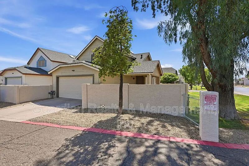 3 bed, 3.0 bath, 1396 sqft, $2,195 — Photo 2