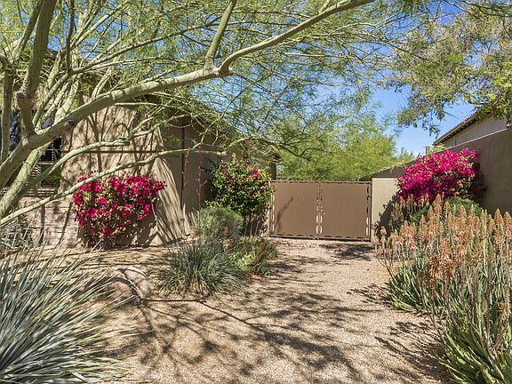 LARGE SIDE YARD