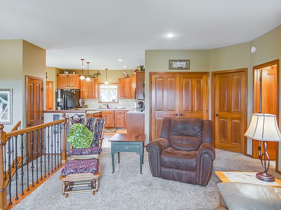 5th image of 3212 E Brewster St