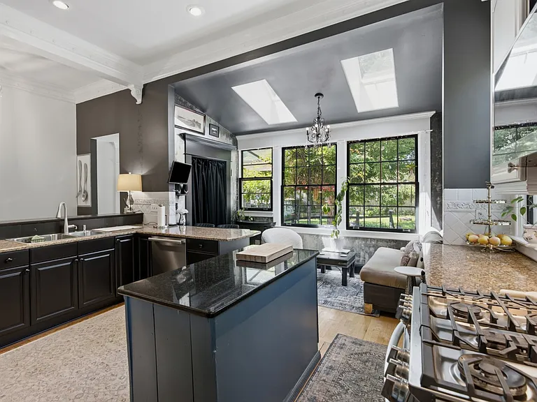 1305 Greenwood Ave — Photo 22