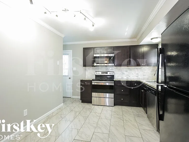 11321 Amboy Ln — Photo 5