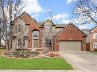 7555 Windgate Cir, West Bloomfield, MI 48323