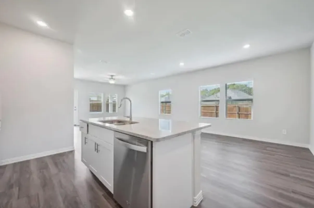4 bed, 2.5 bath, 2255 sqft, $2,300 — Photo 3
