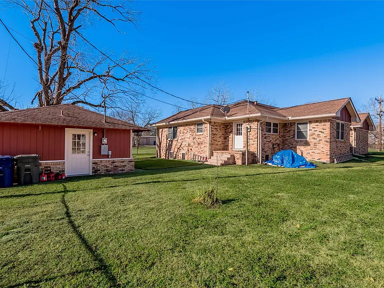2201 Badger Ln — Photo 3