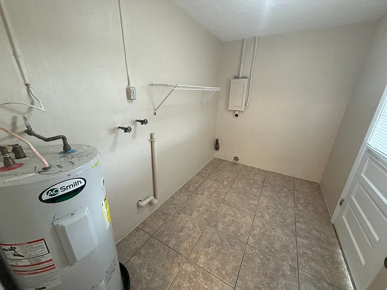 41 S Monroe St — Photo 13