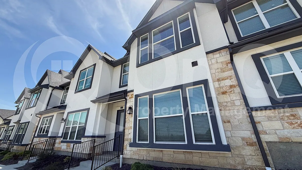 4 bed, 2.5 bath, 2159 sqft, $2,449 — Photo 3