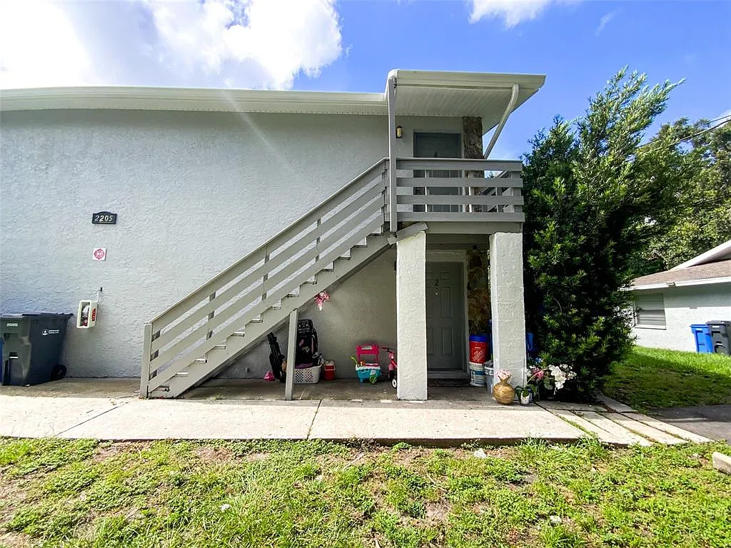 2 bed, 1.0 bath, 2820 sqft, $1,199 — Photo 2