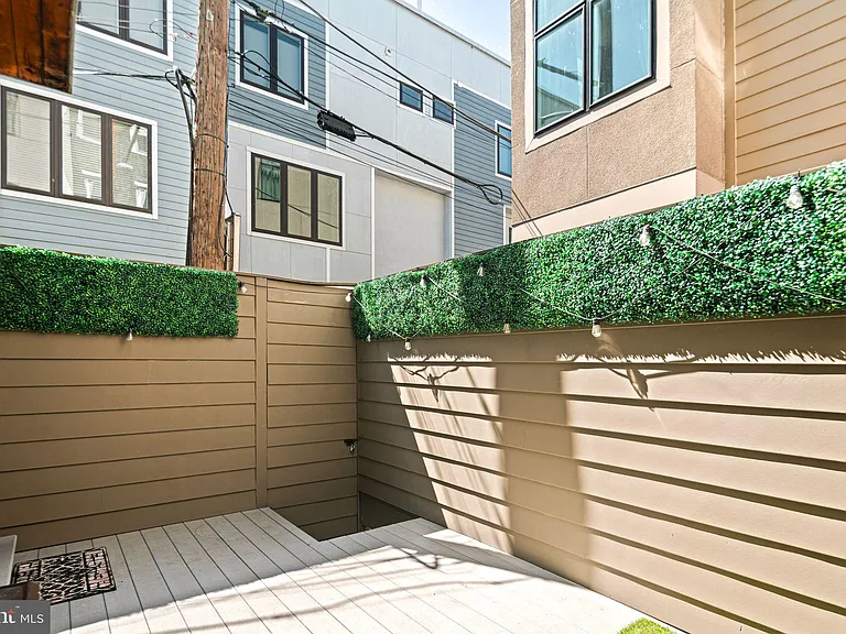 842 N Leithgow St — Photo 8