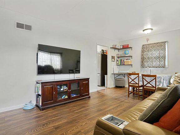4th image of 912 E Idlewild Dr