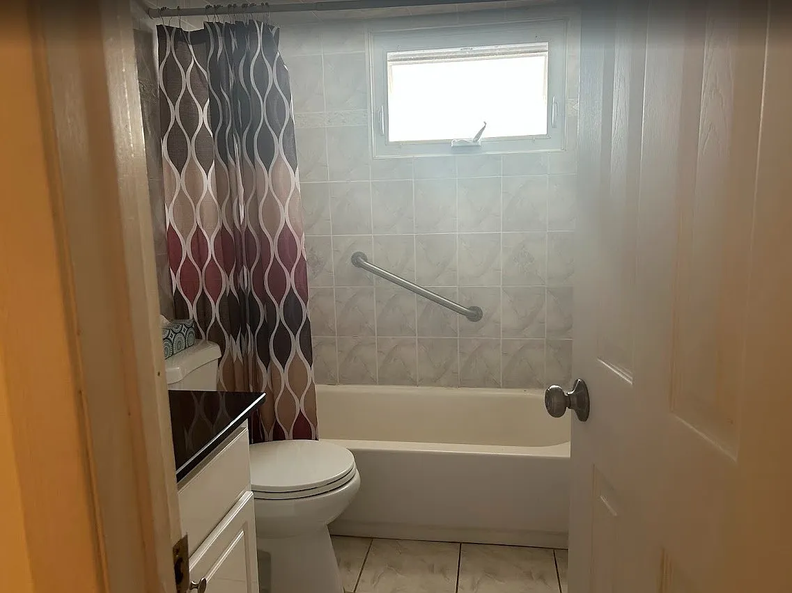 Granada Pkwy, Lindenhurst — Photo 4