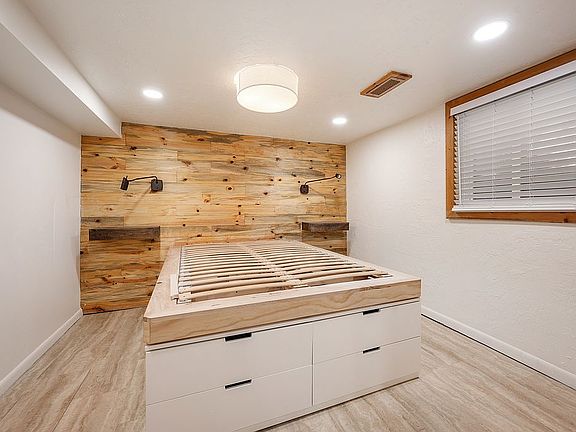 5th image of 1004 E Welby Ave