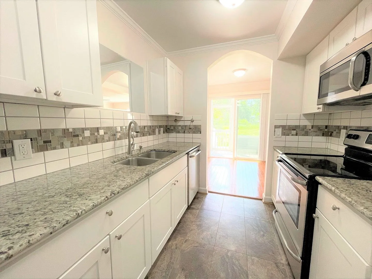 Maple Lane Duplex with 2 Master Suites! — Photo 3