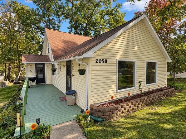 2058 W Higgins Lake Dr, Roscommon, MI 48653