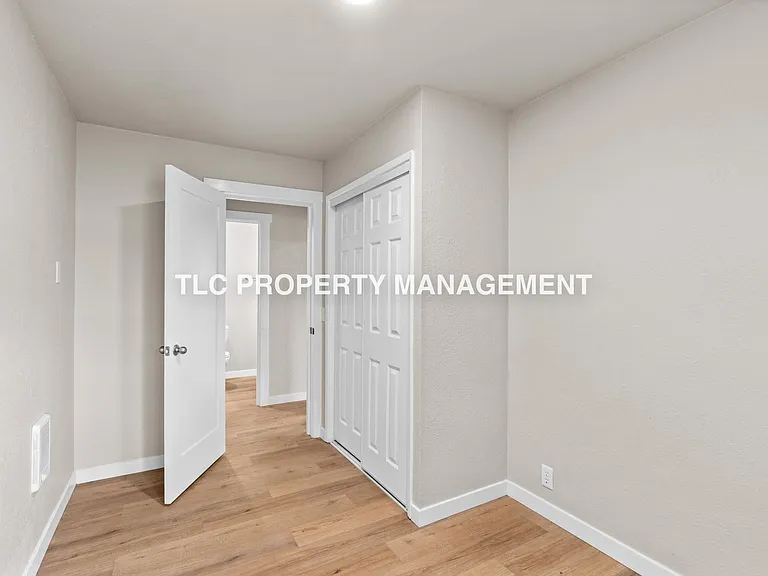 227 S 6th St — Photo 20