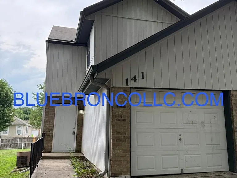 141 SW Oxford Pl — Photo 1