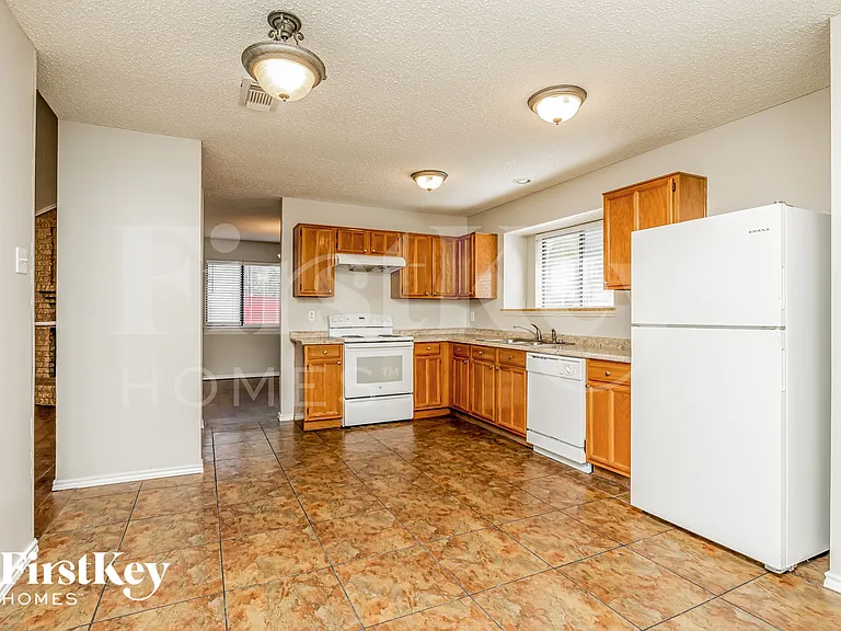 2661 Claremont Dr — Photo 6